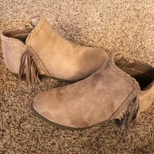 Girls ankle booties. Super cute fringe w side zip!